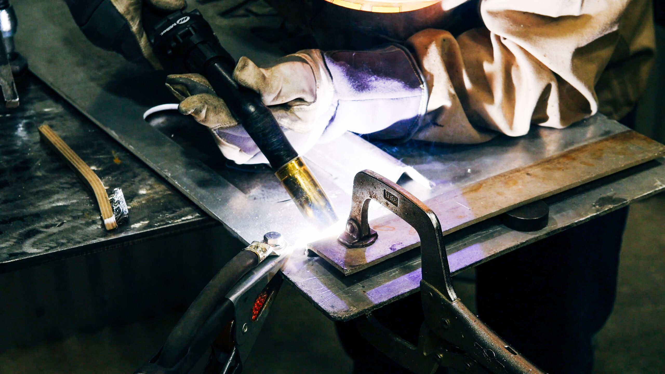 Sequential Pulsed MIG welding on aluminum using an argon-hydrogen shielding gas mix.